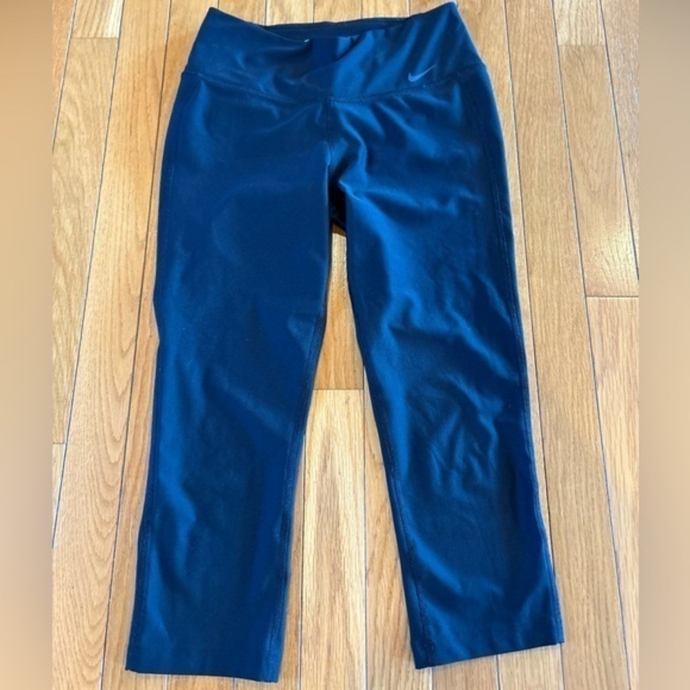 Nike DriFit Cropped Capri Workout Leggings Yoga Sport Athletic black Size XS.